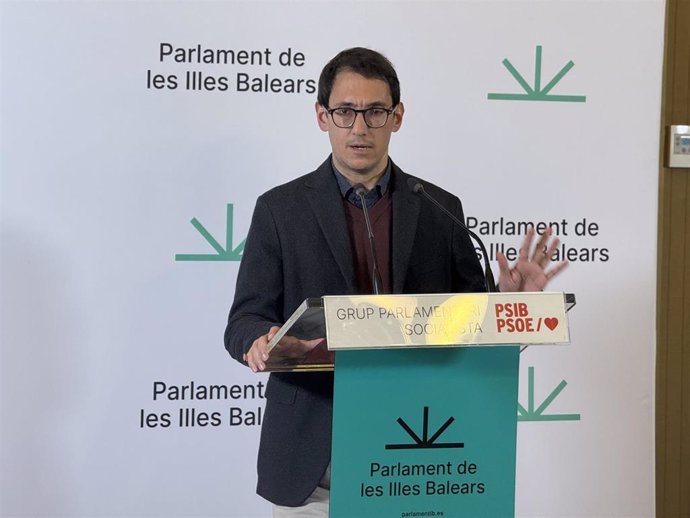 Archivo - El portavoz del PSIB en el Parlament, Iago Negueruela, en una rueda de prensa.
