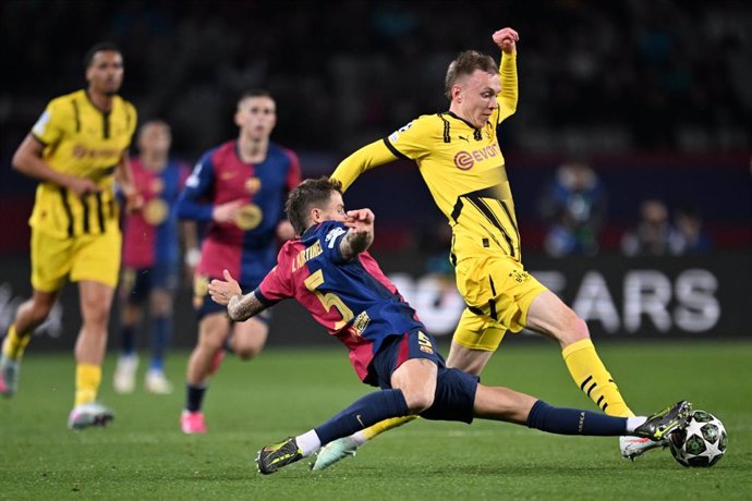 El central del FC Barcelona Iñigo Martínez en una acción del partido de ida de los cuartos de final de la Liga de Campeones contra el Borussia Dortmund