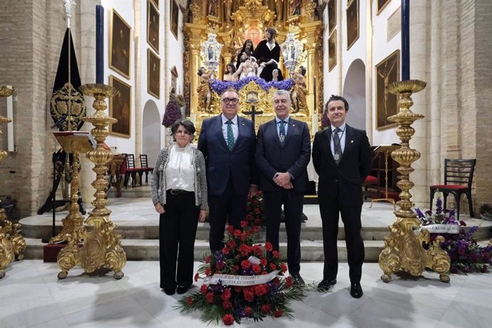 El consejero de Turismo y Andalucía Exterior, Arturo Bernal, hace un afrenda floral a la Hermandad de Santa Marta en Sevilla.