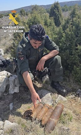 La Guàrdia Civil localitza i destruïx diversos projectils de la Guerra Civil en un avenc de Vilafranca