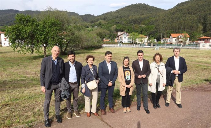 El consejero de Industria, Transición Energética y Sostenibilidad del Gobierno vasco, Mikel Jauregi,  la alcaldesa de Bakio, Amets Jauregizar, entre otros, en su visita a Bakea y Solozarre