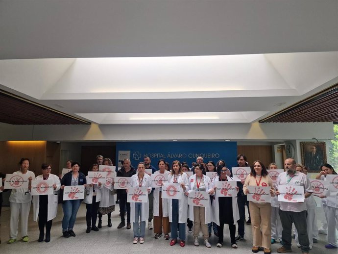 Concentración de trabajadores en el Hospital Álvaro Cunqueiro para denunciar el aumento de agresiones a los profesionales sanitarios, tras un nuevo episodio, con una enfermera agredida el 10 de abril de 2025.