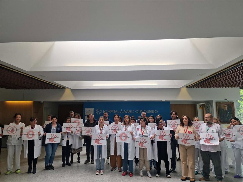 Concentración de trabajadores en el Hospital Álvaro Cunqueiro para denunciar el aumento de agresiones a los profesionales sanitarios, tras un nuevo episodio, con una enfermera agredida el 10 de abril de 2025.