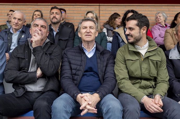 El presidente del Partido Popular, Alberto Núñez Feijóo, interviene ante los medios de comunicación antes de asistir al partido entre el AD Torrejón CF y el Real Madrid, a 14 de abril de 2025, en Torrejón de Ardoz, Madrid (España). El partido se disputa e