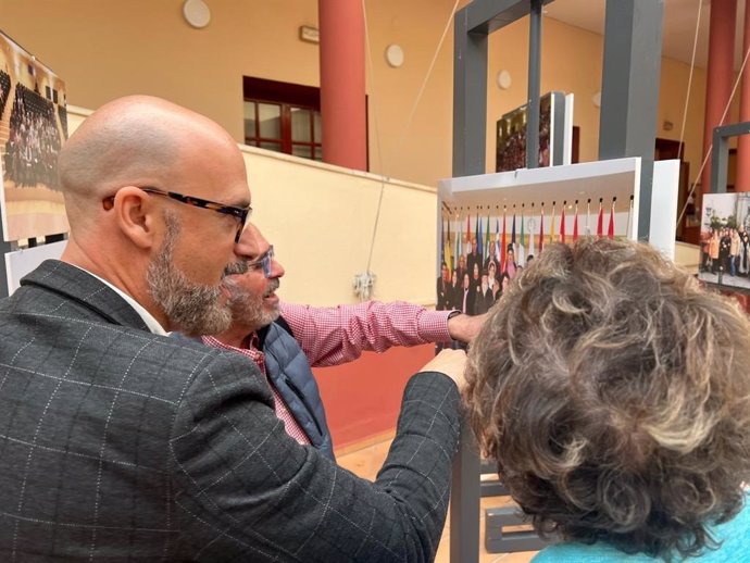 Alcalá celebra las dos décadas del Aula Abierta de Mayores con una exposición fotográfica y mesa redonda.
