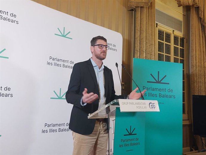 El portavoz parlamentario del PP, Sebastià Sagreras, en rueda de prensa