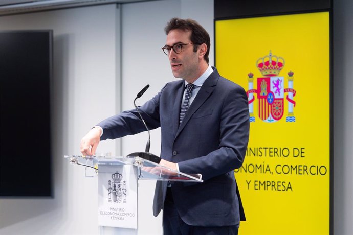 El ministro de Economía, Comercio y Empresa, Carlos Cuerpo, ofrece una rueda de prensa tras el 'Consejo Interterritorial de Internacionalización', en la sede del Ministerio, a 10 de abril de 2025, en Madrid (España).  Durante la reunión, han abordado el i