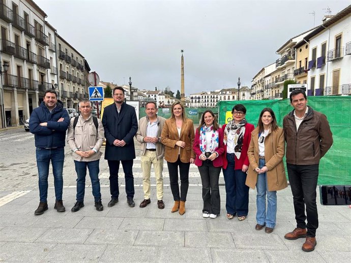Jacinto Viedma (4i), junto a otros representantes del PSOE, en Baeza.
