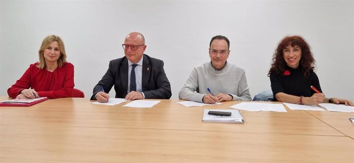 El consejero Gimeno junto a representantes de lo sindicatos ANPE, Afapna y UGT en la firma del Pacto por la Equidad Educativa