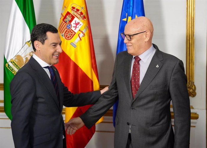 El presidente de la Junta de Andalucía, Juanma Moreno (i), durante la reunión con el director general de San Juan de Dios España, Juan José Alfonso Rodríguez (d). A 14 de abril de 2025, en Sevilla (Andalucía, España).