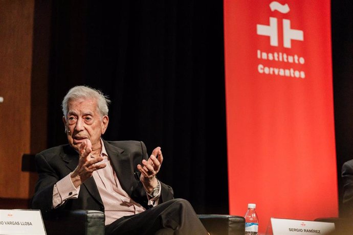 Archivo - El escritor Mario Vargas Llosa participa en el ciclo 'El fuego de la imaginación', en el Instituto Cervantes, a 11 de abril de 2023, en Madrid (España). Para celebrar la obra literaria de Vargas Llosa, el Instituto Cervantes ha convocado a un gr