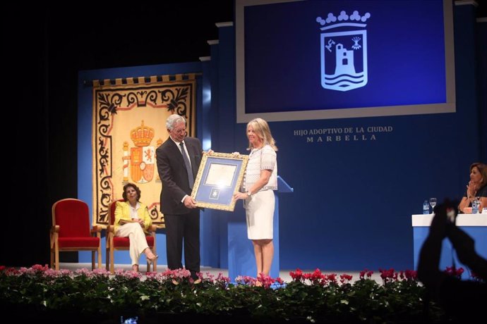 Mario Vargas Llosa y la alcaldesa de Marbella en una imagen de archivo