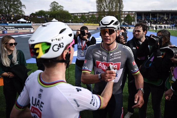 Mathieu van der Poel saluda a Tadej Pogacar tras la disputa de la París-Roubaix de 2025