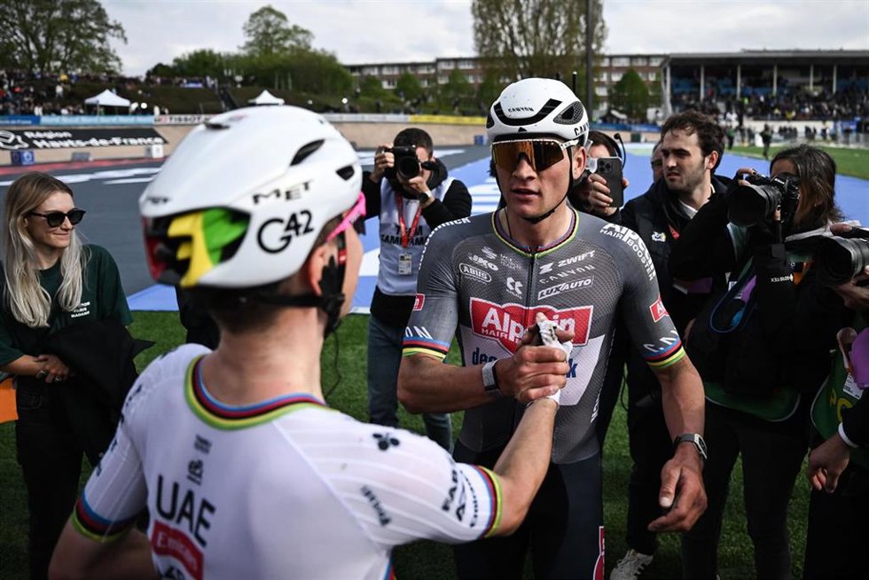 Mathieu van der Poel saluda a Tadej Pogacar tras la disputa de la París-Roubaix de 2025