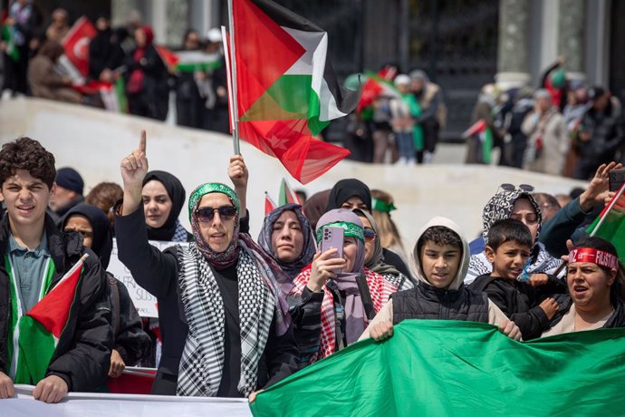 13 de abril de 2025, Turquia, Istambul: As pessoas marcham da Praça Beyazit até Sultanahmet, em Istambul, para protestar contra a proposta do presidente dos EUA, Donald Trump, de assumir o controle da Faixa de Gaza e deslocar sua população. Foto: Tolga Il