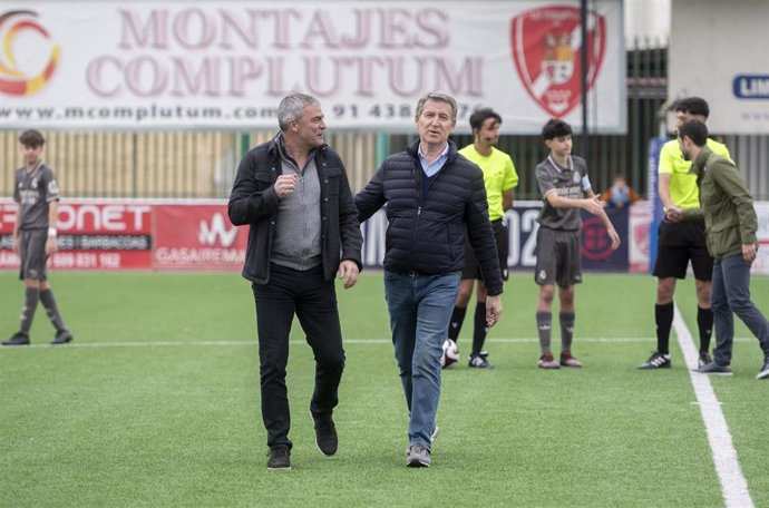 El presidente del Partido Popular, Alberto Núñez Feijóo, saluda al exjugador del Real MAdrid y la selección española, Manolo Sanchís, durante el partido entre el AD Torrejón CF y el Real Madrid, a 14 de abril de 2025, en Torrejón de Ardoz, Madrid (España)
