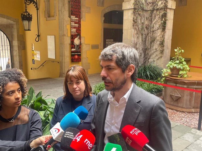 El ministro de Cultura, Ernest Urtasun, en una atención a los medios en Barcelona