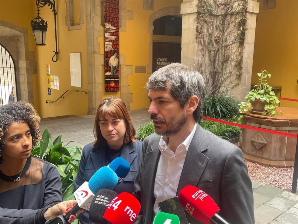 El ministro de Cultura, Ernest Urtasun, en una atención a los medios en Barcelona