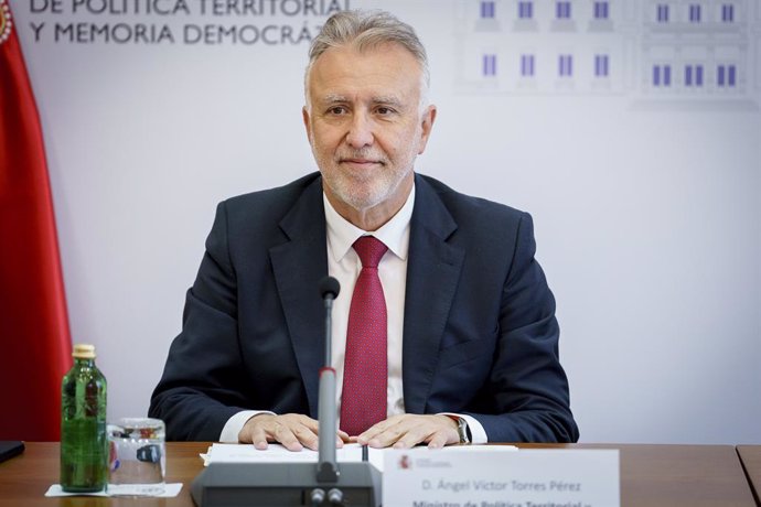 O Ministro de Política Territorial e Memória Democrática, Ángel Víctor Torres, durante a reunião da comissão mista do Conselho de Transferência para avançar na transferência da responsabilidade pelo tráfego para Navarra, na sede do Ministério de Política 