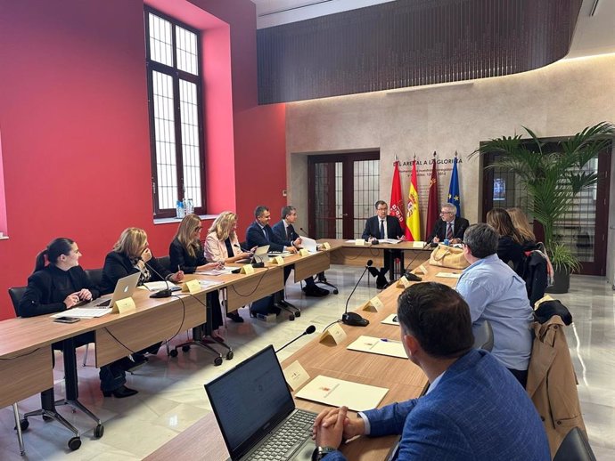 El alcalde de Murcia, José Ballesta, preside la reunión del Consejo de Administración de Mercamurcia
