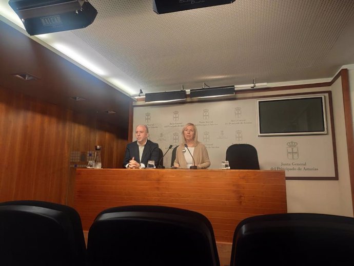 Sara Álvarez, a la derecha