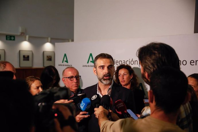 El consejero andaluz de Agricultura, Agua, Pesca y Desarrollo Rural de la Junta de Andalucía, Ramón Fernández-Pacheco, atiende a los medios de comunicación en Almería.