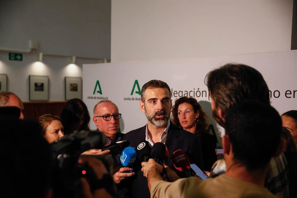El consejero andaluz de Agricultura, Agua, Pesca y Desarrollo Rural de la Junta de Andalucía, Ramón Fernández-Pacheco, atiende a los medios de comunicación en Almería.