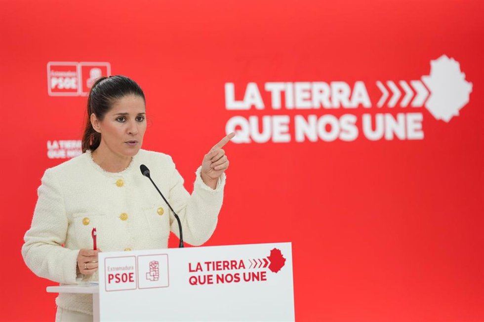 Archivo - La portavoz del PSOE de Extremadura, Isabel Gil Rosiña, en una imagen de archivo.