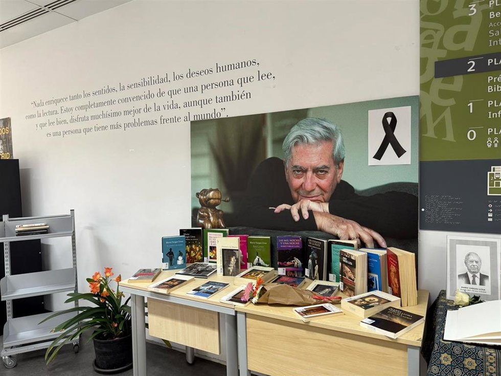 La biblioteca municipal Mario Vargas Llosa habilita este lunes y martes un libro de condolencias.