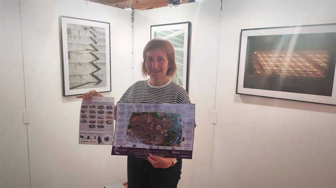 Yolanda Santos con el nuevo mapa turístico.