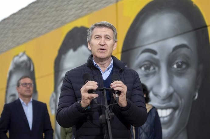 El presidente del Partido Popular, Alberto Núñez Feijóo, interviene ante los medios de comunicación antes de asistir al partido entre el AD Torrejón CF y el Real Madrid, a 14 de abril de 2025, en Torrejón de Ardoz, Madrid (España). El partido se disputa e