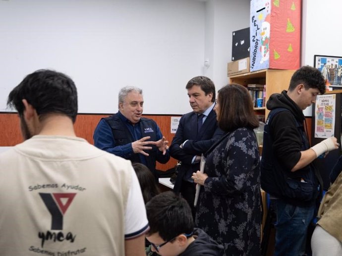 El consejero de Educación y Empleo, Alberto Galiana, acompañado de la directora general de Empleo, Cristina Salinas, participa en el acto de entrega de diplomas a los alumnos de la Escuela Taller de Empleo YMCA Logroño