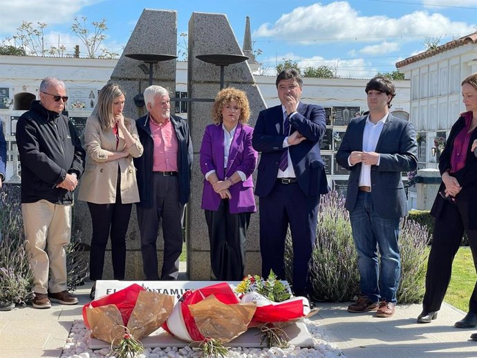 La vicesecretaria general del PSOE-A, María Márquez, junto a socialistas onubenses en  el acto de ofrenda floral ante el Monumento de los Caídos, que se celebra en conmemoración del aniversario de la II República.