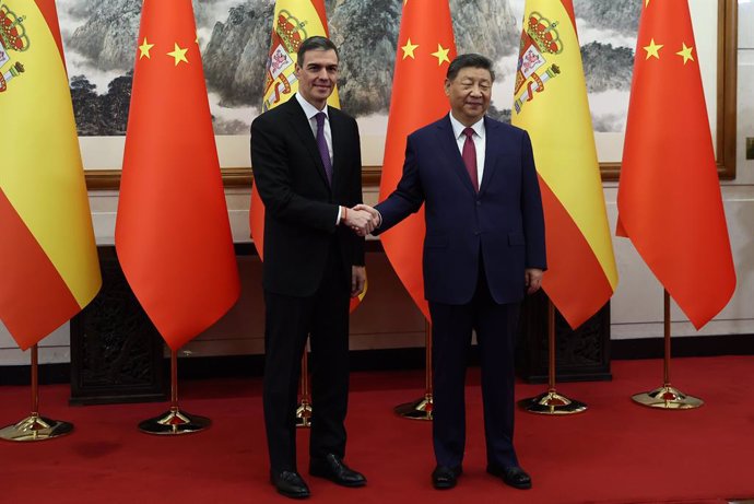 O Presidente do Governo da Espanha, Pedro Sánchez (l), e o Presidente da República Popular da China, Xi Jinping (r), chegam para uma reunião na Diaoyutai National Guest House, em 11 de abril de 2025, em Pequim, na Espanha. Durante sua aparição no