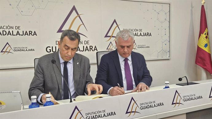 El presidente de la CHT, Antonio Yáñez, y el presidente de la Diputación de Guadalajara, José Luis Vega.