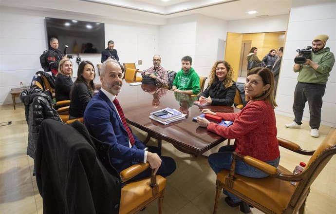 Archivo - Foto de archivo. Reunión mantenida hace unos meses por la presidenta de Cantabria, María José Sáenz de Buruaga, y el consejero de Educación, Sergio Silva, con representantes de las organizaciones sindicales docentes
