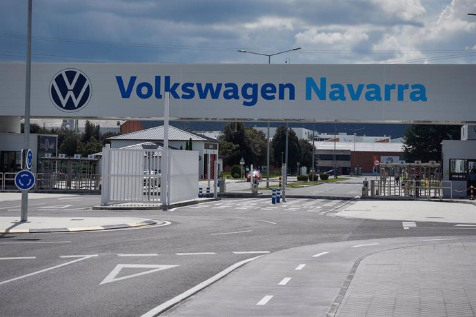 Archivo - Vista de la puerta principal de la fábrica de Volkswagen Navarra