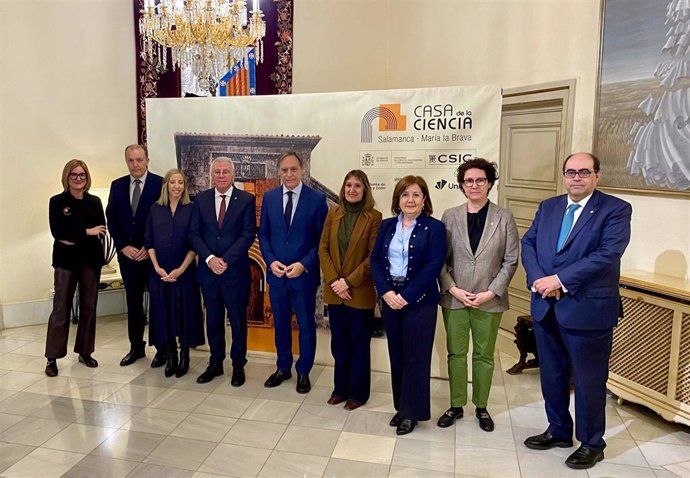 Un momento de la firma para la puesta en marcha de la Casa de la Ciencia 'María la Brava'.