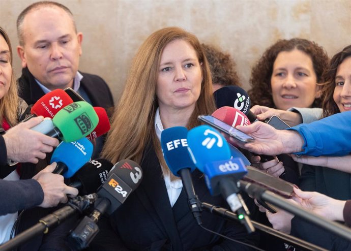 La consejera de Madrid, Ana Davila, atiende a los medios a su salida de la XIII Conferencia Sectorial de la Inmigración, en la sede del Ministerio, a 17 de marzo de 2025, en Madrid (España).