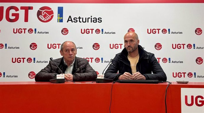 El secretario general de UGT Servicios Públicos Asturias, Alberto del Valle, y el responsable del Sindicato Profesional de Transporte Sanitario de UGT Servicios Públicos Asturias, Javier Francisco Álvarez.