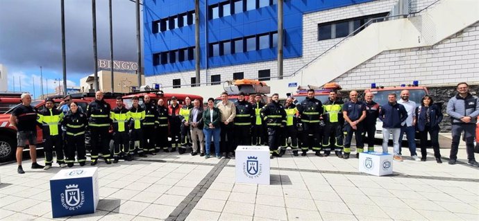 La consejera de Medio Natural del Cabildo de Tenerife, Blanca Pérez (c), con los bomberos voluntarios