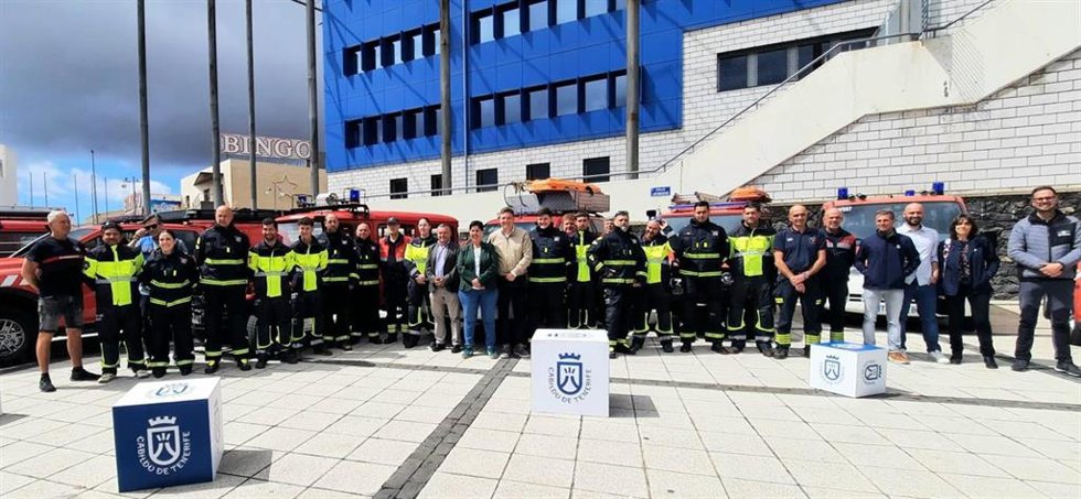 La consejera de Medio Natural del Cabildo de Tenerife, Blanca Pérez (c), con los bomberos voluntarios
