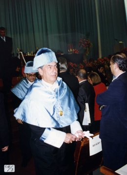 Mario Vargas Llosa, tras ser investido 'doctor honirus causa' en la UMU