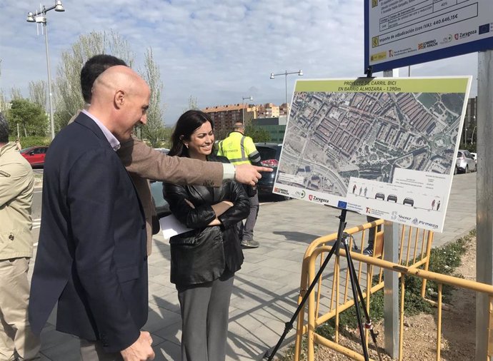 La consejera municipal de Medioambiente y Movilidad del Ayuntamiento de Zaragoza, Tatiana Gaudes; junto al director general de Transportes del Gobierno de Aragón, David Sánchez, delante del cartel de las obras del nuevo carril-bici