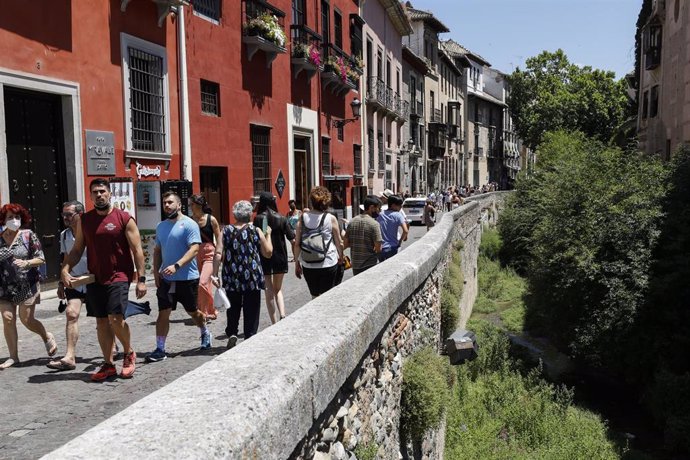 Archivo - Turistas por las calles de Granada. Archivo.