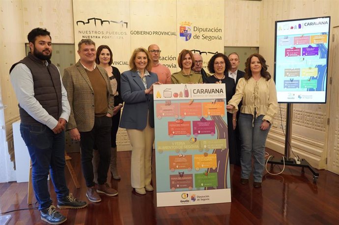 La diputada de Promoción Provincial, Magdalena Rodríguez (centro), con alcaldes de las localidades que particpan en la 'Caravana Alimentos de Segovia 2025' .