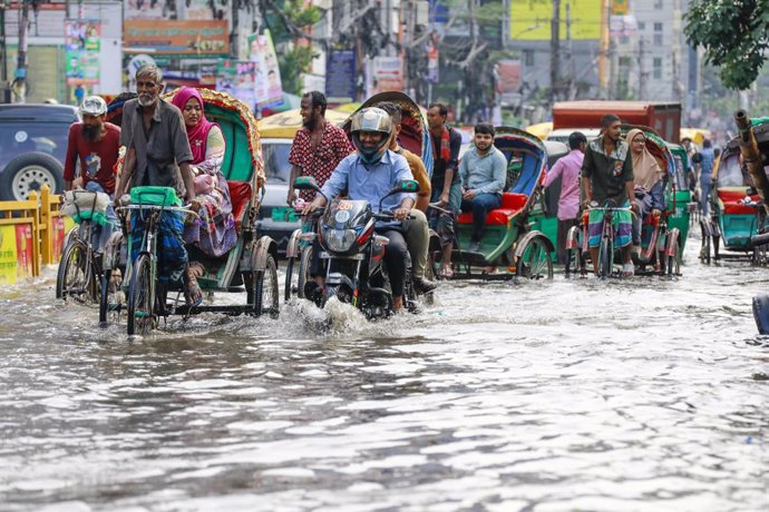 Archivo - Arquivo - 02 de setembro de 2024, Bangladesh, Daca: Passageiros atravessam uma estrada alagada após fortes chuvas em Dhaka. Foto: Suvra Kanti Das/ZUMA Press Wire/dpa