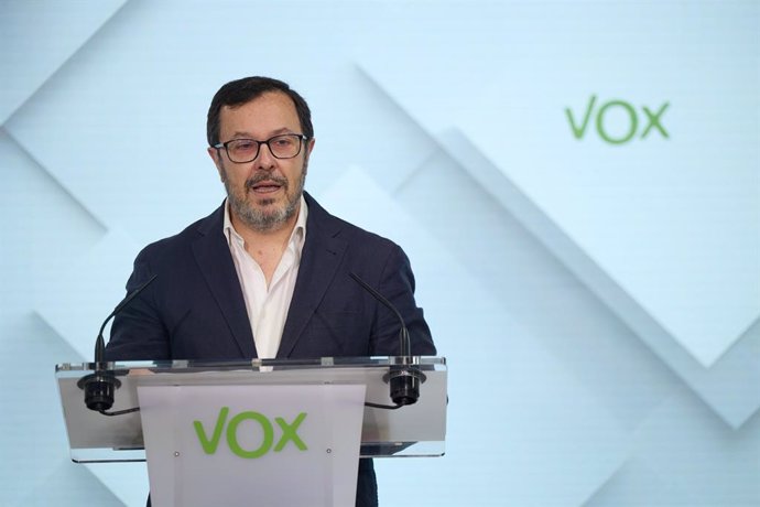 Archivo - El portavoz de Vox, José Antonio Fúster, durante una rueda de prensa, en la sede de VOX.