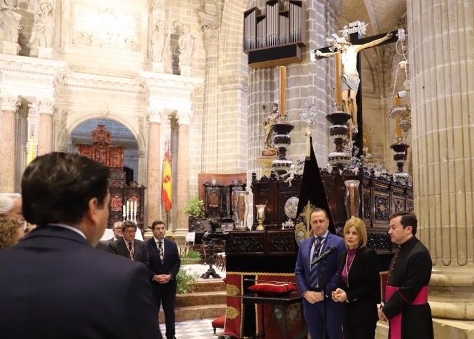 La alcaldesa de Jerez de la Frontera (Cádiz), María José García-Pelayo, en el acto de entrega del Bastón de Mando al Cristo de la Viga, que procesiona el Lunes Santo.