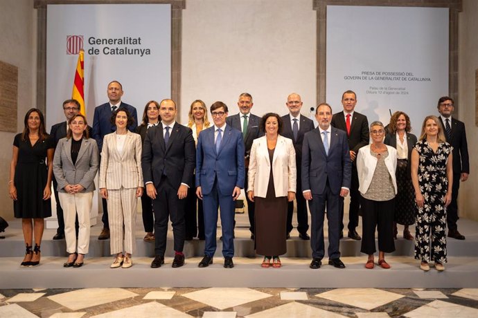 Archivo - El presidente de la Generalitat de Catalunya, Salvador Illa (c), posa junto a los nuevos consellers durante el acto de toma de posesión del Govern catalán, en el Palau de la Generalitat, a 12 de agosto de 2024, en Barcelona, Catalunya (España). 